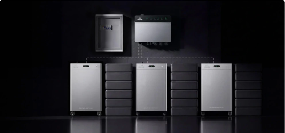 Zendure PowerHub avec trois SolarFlow 4000 Mix AC+ et batteries d'extension